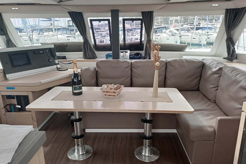 Fountaine Pajot Lucia 40 Admira